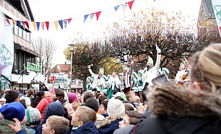 Punkt 11.11 Uhr wurde gejubelt: Steinheims Jecken haben die neue Session begrüßt - mit Glocke, Konfetti und einer riesigen Menge guter Laune. - Madita Schellenberg