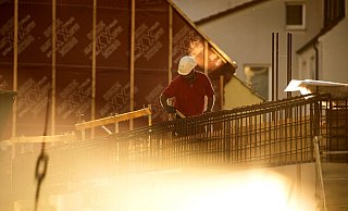 Auch auf der sommerlich trockenen Baustelle wichtig: Brandschutz und die richtige Versicherung. - Sina Schuldt/dpa/dpa-tmn