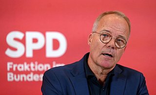 Eine Einigung beim Verbrenner-Aus steht laut SPD-Fraktionschef Miersch bevor. (Archivbild) - Elisa Schu/dpa