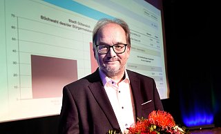 Gütersloher Bürgermeister-Stichwahl .Wahlsieger Matthias Trepper nimmt Glückwünsche entgegen - Andreas Frücht