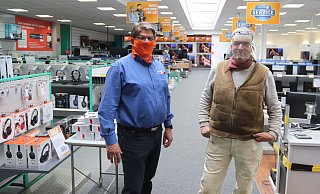 Im Frühjahr hat Rainer Döring vom gleichnamigen Elektromarkt die Maske nur ungern getragen und wollte lieber aufs Visier setzen. Guntram Sauermann hat seins selbst gebastelt. - Dirk Windmöller