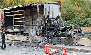 Bei einem Unfall auf der A59 bei Köln ist ein Mensch gestorben. - Thomas Banneyer/dpa