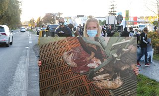 Mit vergrößerten Fotos von sogenannten Nutztieren wollten die Protestierenden auf das Tierleid in der Massenindustrie aufmerksam machen. - Robert Becker