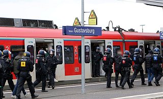 Fans des FSV Mainz 05 haben vor dem Spiel bei Eintracht Frankfurt einen Beamten tätlich angegriffen und verletzt. - Uli Von Mengden/dpa