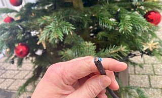 Jemand hat in der Nacht zu Freitag an der Ritterstraße gleich sechsmal Kabel der Weihnachtsbäume durchtrennt. - Jens Reichenbach