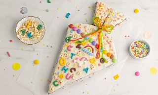 Den leckeren und bunten Schultütenkuchen gibt es neben der Schultüte am Nachmittag zur Schuleinführungsfeier. - Kathrin Runge/backenmachtgluecklich.de/dpa-tmn