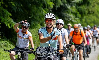 Bei der NRW-Radtour 2025 wird nicht nur in die Pedale getreten, sondern auch gefeiert. In Köln und Neuss sorgen bekannte Namen für Stimmung. - © Jens Naumann