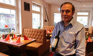 Faruk Akkus hat in seinem neuen Restaurant auch argentinische Weine im Angebot. - Nicole Sielermann