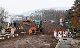 Die Eidinghausener Straße führt demnächst einen kleinen Hügel hinauf. Rechts ist vor dem "Anlieger frei"-Schild die Einfahrt zum Schloss-Parkplatz zu erkennen, oben auf dem Hügel zweigt nach rechts die Straße Mönichhusen ab. Am linken Bildrand steht die weiß-graue Lärmschutzwand. - FOTO: NICOLE SIELERMANN