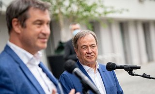 Eine Mehrheit der Unionsanhänger findet, Markus Söder (l) sollte Armin Laschet als Kanzlerkandidaten ersetzen. - Foto: Kay Nietfeld/dpa
