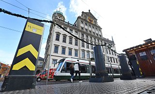Der Christkindlesmarkt in Augsburg ist unter anderem mit Pollern gesichert. - Karl-Josef Hildenbrand/dpa