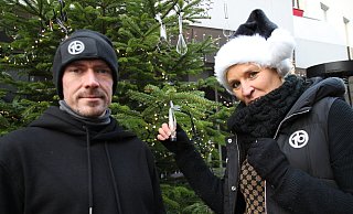 Sascha Mitschka und Nicole Große-Johannböcke ärgern sich, dass der Schmuck an ihrem Baum zum Teil abgerissen wurde. - Jan-Henrik Gerdener