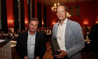 Auch Matthias Möllers (re) wurde im Offiziers-Casino offiziell vom Bürgermeister verabschiedet. - Peter Steinert