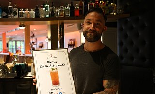 Der Barkeeper Martin Ksienzyk (31) denkt sich jede Woche einen neuen Cocktail aus. - Lena Kley