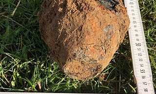 Diese Granate hat der Junge auf einem Feld ausgegraben. - Polizei Paderborn