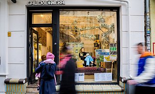 Joana V., Künstlerin, macht mit ihrer Kunstperformance im Schaufenster auf den Mangel an bezahlbarem Wohnraum aufmerksam. - Christoph Soeder/dpa