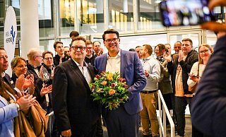 Stefan Schwartze gratuliert Joachim Ebmeyer zu einem historischen Wahlsieg im Kreishaus Herford. - Daniel Salmon