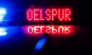 "Ölspur" ist auf dem Dach eines Polizeiautos zu lesen. Ein auf die Fahrbahn gewehtes Verkehrsschild hat auf der A30 stundenlange Sperrung ausgelöst. - Robert Michael/dpa