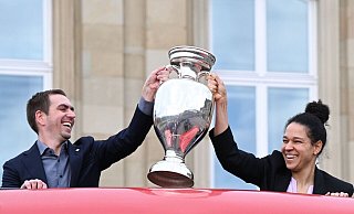 Philipp Lahm, Turnierdirektor der Fußball-Europameisterschaft, hält zusammen mit der früheren Fußball Nationalspielerin Celia Sasic den EM-Pokal hoch. - Bernd Weißbrod/dpa