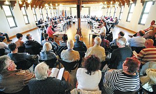 Geduld: Der Rat Höxter tagte am Donnerstag drei Stunden, nach endlosen Debatten wurde um 21.30 das Ende der Debatte beantragt. Zeit für Bürgeranfragen blieb da nicht mehr. - David Schellenberg