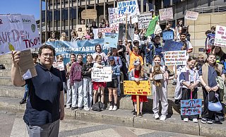 „Wir wollen frisches auf den Tisch“: Mit bunten Plakaten und lauten Rufen demonstrierten Schülersprecher Abdu Ekr (l.) und die Schüler der Gesamtschule Quelle jetzt vor dem Rathaus für den Erhalt ihrer Mittagsversorgung. - Jörg Dieckmann
