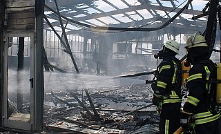 Die Lagerhalle ist komplett ausgebrannt. - NW