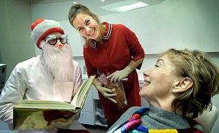 Als Nikolaus verkleidet begrüsst Dr. Christian Kube die Patienten am 6.Dezember, der gemeinsam mit seiner Frau Dr. Mareen Knop die Praxis inGütersloh führt. - Andreas Frücht
