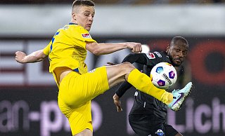 Auch SCP-Kapitän David Kinsombi (r.) hatte gegen Eintracht-Verteidiger Robert Ivanov einen schweren Stand. - David Inderlied