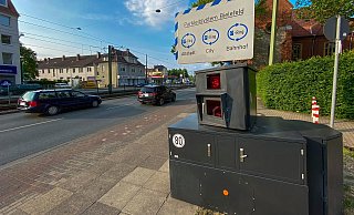 Die klotzigen Anhänger-Blitzer der Stadt - wie hier Guntram an der Artur-Ladebeck-Straße - haben 2020 einen neuen Foto-Rekord in Bielefeld aufgestellt. - Andreas Zobe