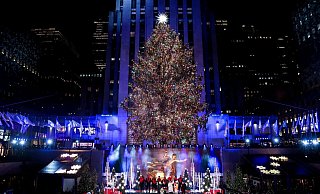 Der Weihnachtsbaum am Rockefeller Center ist zum 90. Mal angeknipst worden. - Julia Nikhinson/AP/dpa