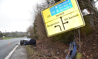Ein 40-Jähriger ist mit dem Mazda von der Straße abgekommen. - Polizei Herford