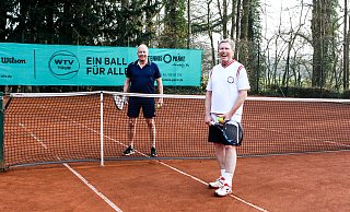 Peter Gieseck (l.) und Peter Wiegers haben die ersten Ballwechsel der Freiluftsaison 2021 gespielt. - Yvonne Gottschlich