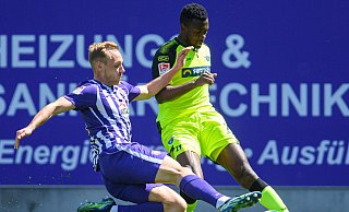 Aues Ben Zolinski  im Duell gegen Paderborns Jamilu Collins. - picture alliance/dpa/dpa-Zentralbild