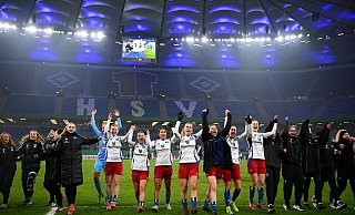 Hamburgs Spielerinnen jubeln nach ihrem 2:0-Erfolg im Viertelfinale vor den eigenen Fans. - Gregor Fischer/dpa