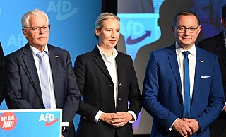 Die AfD-Parteispitze bestehend aus Alice Weidel und Tino Chrupalla beim Wahlkampfauftakt zur Europawahl zusammen mit dem AfD-Landesvorsitzenden Emil Sänze (l) in Donaueschingen. Der eigentliche Spitzenkandidat der Partei war nicht anwesend. - Bernd Weißbrod/dpa
