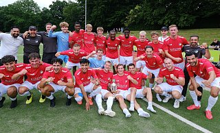 Der VfL Theesen freute sich nach dem 3:2-Finalsieg gegen den VfB Fichte über den erneuten Gewinn des Jöllenbecker Fruchtalarm-Cups. - Andreas Zobe Der VfL Theesen freute sich nach dem 3:2-Finalsieg gegen den VfB Fichte über den erneuten Gewinn des Jöllenbecker Fruchtalarm-Cups. - Andreas Zobe