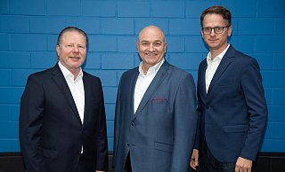 Thomas Sagel (M.), übernimmt das Amt des Präsidenten. Carsten Linnemann (r.) und Ralph-Jörg Wezork werden Vizepräsidenten. - SC Paderborn