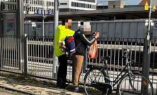 Ungebetene Zaungäste: Schaulustige fotografieren das Unglück. - Charlotte Mahncke