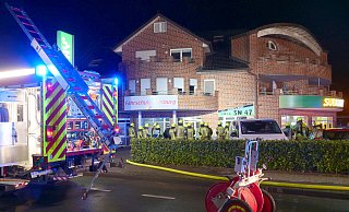 Ein brennender Heizlüfter löste einen Brand in einem Kiosk an der Delbrücker Südstraße aus. Rauch drang auch in eine benachbarte Fahrschule und eine Wohnung ein. - Ralph Meyer
