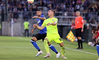 Weil Arminias Andrés Andrade (l.) einen langen Ball falsch einschätzt, kann Wiesbadens Ivan Prtajin (r.) den Assists zum 1:1 verbuchen. - Oliver Krato