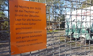 Info in auffälligem Orange am Tierheim-Ausgang für Gassigeher und Besucher. - Silke Kröger