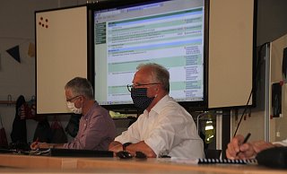 Zum ersten Mal fand in Marienmünster eine Ratssitzung statt, in der Politiker und Verwaltung, hier Josef Suermann (l.) und Bürgermeister Robert Klocke, zum Schutz vor dem Coronavirus einen Mundschutz trugen. - David Schellenberg