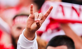 Ein Verbot des dem Wolfsgruß ähnelnden Schweigefuchses ist in deutschen Schulen und Kitas kein Thema. - Christoph Reichwein/dpa