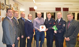 Bürgermeister Carsten Torke (v. l.), Werner Lödige (Vereinigte Volksbank), Matthias Müller (Verbund-Volksbank), Stefan Wiedemeier (Sparkasse Höxter), Johannes Üpping, Steffen Brand (Löschgruppenführer Hagedorn), Frank Eichmann (Leiter der Wehr) und Eberhard Fischer. - Jonas Gröne