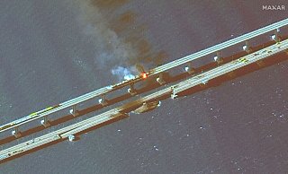 Die Krim-Brücke verbindet die Halbinsel mit Russland: Wer oder was steckt hinter der Explosion? - Uncredited/Maxar Technologies/AP/dpa
