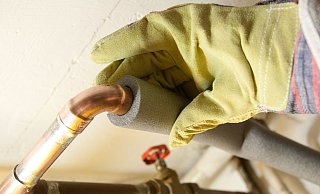 Sparpotenzial nutzen: Heizungsrohre dämmen und so Wärmeverluste clever vermeiden. - Kai Remmers/dpa-tmn