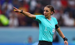 Erste Schiedsrichterin bei einer Männer-WM: Stephanie Frappart. - Tom Weller/dpa