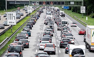 Verkehrsrowdy oder Alltag auf der A2? Ein Phaeton-Fahrer hat offenbar beim Spurwechsel von rechts nach links einen Unfall auf der A2 (Symbolfoto) verursacht. - dpa