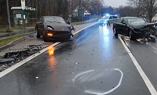 Beide PKWs wurden durch den Zusammenstoß erheblich beschädigt. - Polizei Minden-Lübbecke