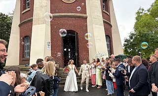 Besondere Hochzeitslocation: Der Gütersloher Wasserturm wurde am Wochenende für fünf Paare zum Standesamt. - Stadt Gütersloh